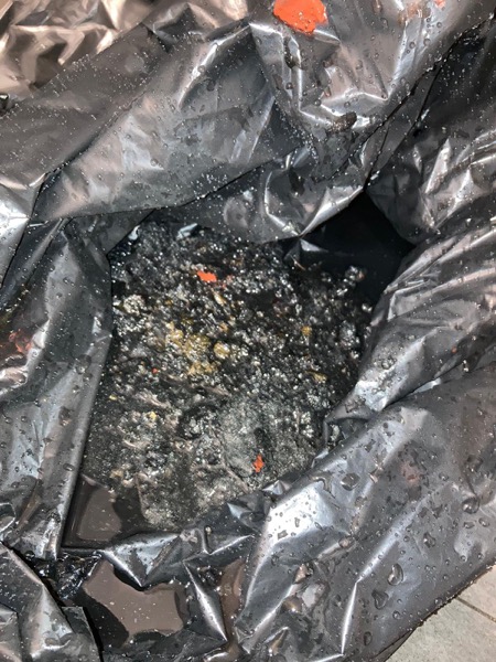 DrainFix HK 一袋從香港渠管挖出嘅黑色硬化油垢沉積物 — 真實工作量證據