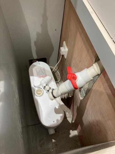 DrainFix HK 為新單位安裝嵌入式廁所水箱、PVC 排水喉、紅色截水閥