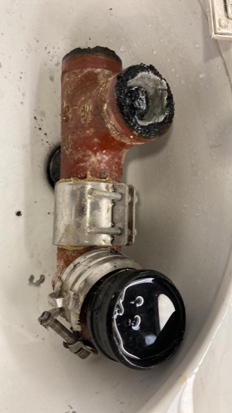 DrainFix HK 微距拍攝紅 T-fitting 入口完全被黑色硬化油脂封死 — 解釋反水原因