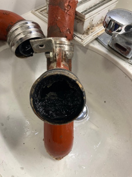 DrainFix HK 切開洗手盆下水管，內部完全被硬化黑色焦油填滿