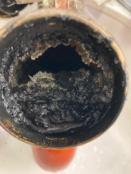 DrainFix HK 渠管內部已嚴重收窄，只剩中間一個口型細孔可通水