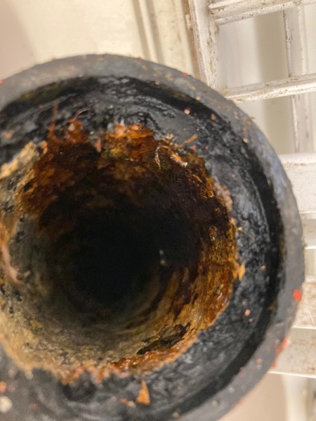 DrainFix HK 渠管入面見到橙紅色生鏽 + 黑色油脂層次堆積