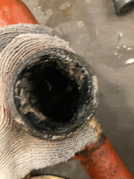 DrainFix HK 戴白手套近距離展示渠管末端僅剩部分通道