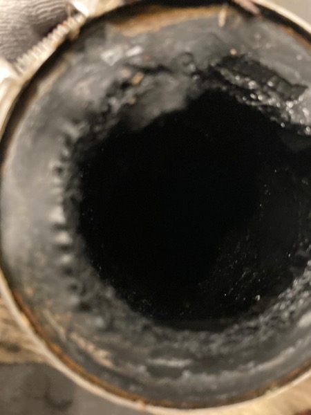 DrainFix HK 渠管內部完全黑色硬化油脂，光亮表面但其實係結晶固體