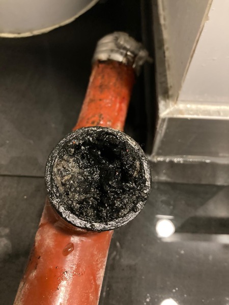 DrainFix HK 鑄鐵渠管末端，可清楚見到內裡硬化油脂橫切面