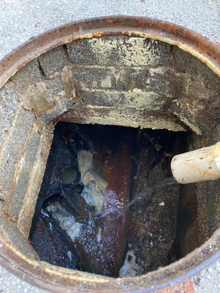 DrainFix HK 高壓水沖洗磚砌室外渠井，多年油脂沉積一層層擊碎