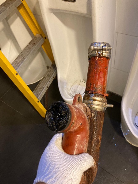 DrainFix HK 同一磚砌渠井另一角度，高壓水槍仍在沖洗