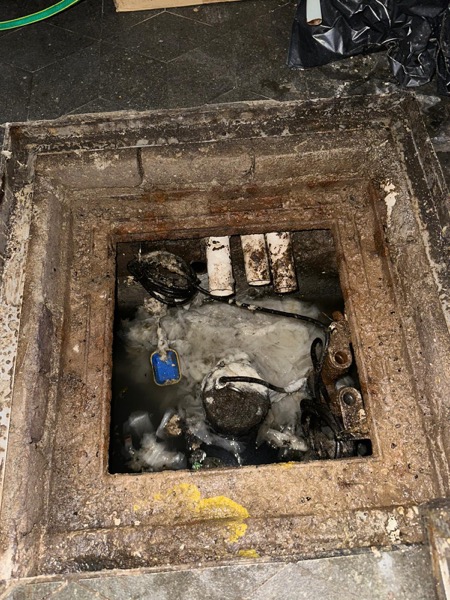 DrainFix HK 揭開方形渠井，裡面塞滿淤泥碎磚 — 揭蓋一刻嘅驚嚇