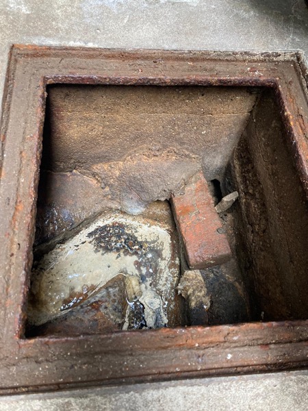 DrainFix HK 舊式磚砌渠井連老式鑄鐵入口管 — 香港舊樓典型結構