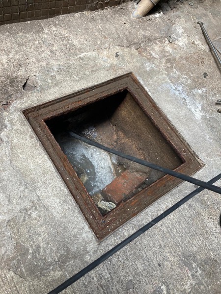 DrainFix HK 將電動鋼線通渠機伸入方形戶外渠井入口開始作業