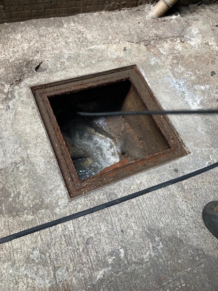 DrainFix HK 由方形渠井外觀察 snake 已深入井底 — 工作中嘅靜止瞬間