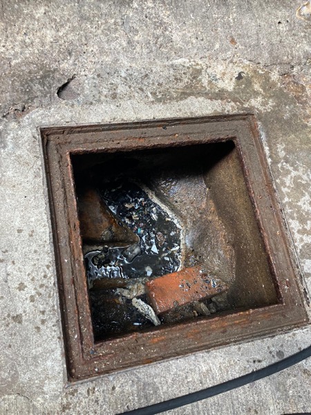 DrainFix HK 戶外渠井底見到剛刨出嘅硬化淤泥碎磚混合塊