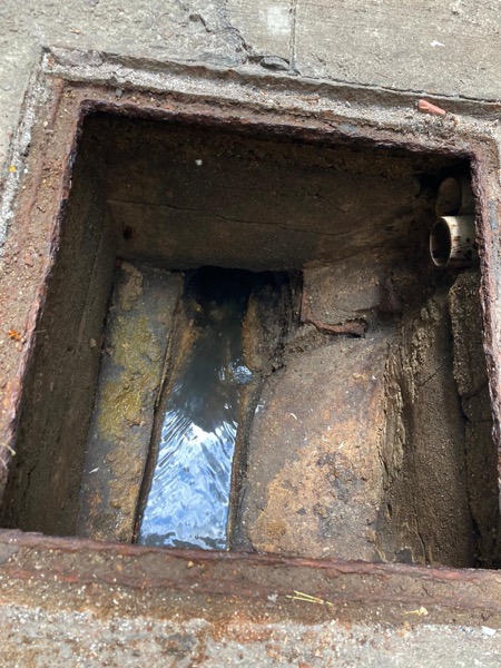 DrainFix HK 同一戶外渠井完成後井底見到清水流暢 — 確認暢通