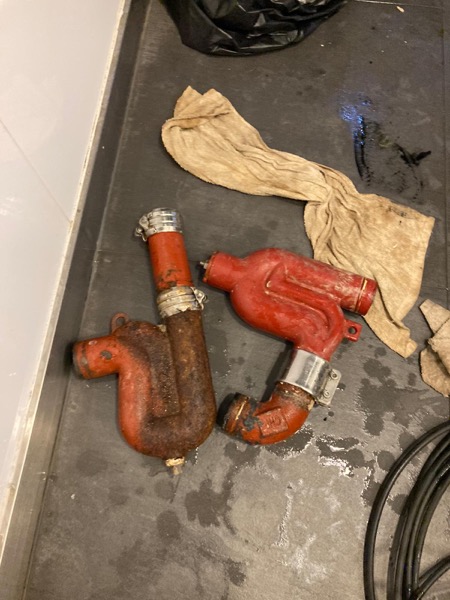 DrainFix HK 兩段紅鑄鐵渠管擺在廚房地面方便客戶檢視