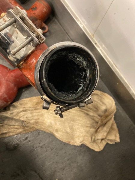 DrainFix HK 紅鑄鐵渠管末端裝有 stainless coupling 仍見內壁油脂淤積