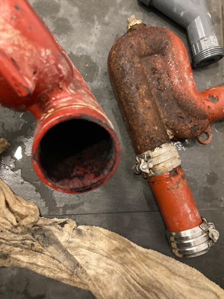 DrainFix HK 兩段不同程度老化嘅紅鑄鐵渠管並排比較 — 揭示舊樓問題
