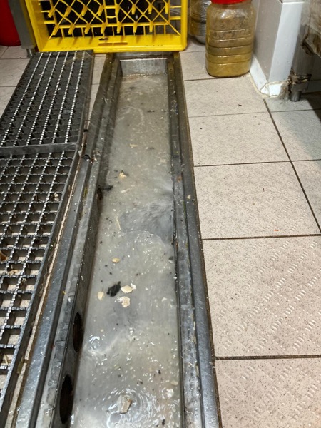 DrainFix HK 同一食肆隔油池完成清渠後 — 槽底磨砂不鏽鋼面再次見到